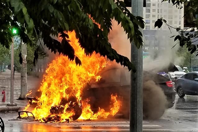 BMW X6 cháy giữa đường