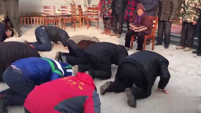 Blogger Trung Quốc bị đe dọa vì phản đối tục lệ quỳ trước người già