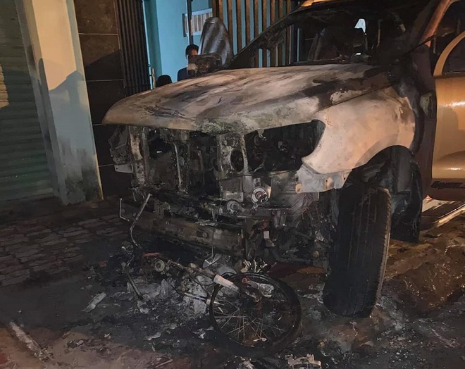 Ôtô bán tải bốc cháy sau va chạm với xe máy, một người chết