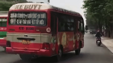 Hai xe buýt lạng lách, chèn nhau trên đường