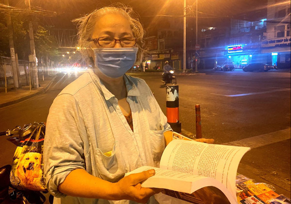 Bà cụ bán sách cũ xuyên đêm ở ngã tư Bảy Hiền tại TP.HCM