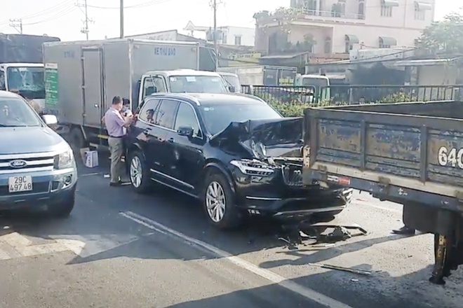 Xe Volvo bị kẹp giữa 2 ôtô tải sau tai nạn liên hoàn