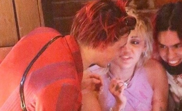 Miley Cyrus hẹn hò trai trẻ trong bar