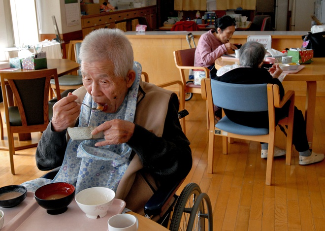 Người Nhật bỏ rơi cha mẹ già vì gánh nặng tiền bạc