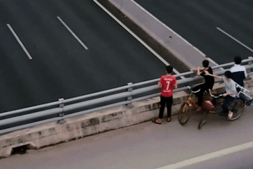 Nhóm học sinh ném đá vỡ kính ôtô trên cao tốc Hà Nội - Hải Phòng