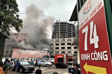 Sau tiếng nổ lớn, xưởng in ở Hà Nội bốc cháy
