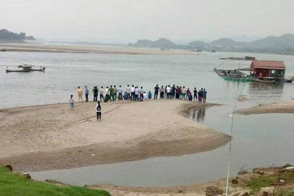 Tắm sông Đà, 2 học sinh lớp 7 bị nước cuốn trôi