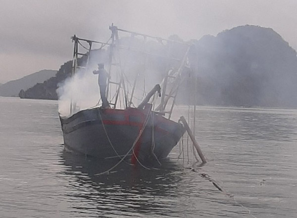 Tàu cháy vì nổ bình gas, 3 người bị bỏng nặng