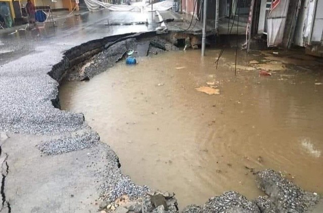 'Hố tử thần' ở Hà Nội trở thành hồ nước sau mưa lớn