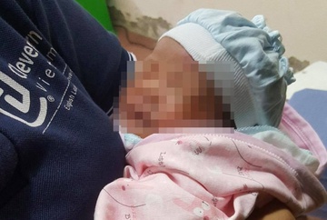 Bé gái sơ sinh bị bỏ rơi ở trạm y tế