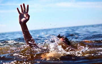 4 học sinh bị sóng cuốn khi tắm biển