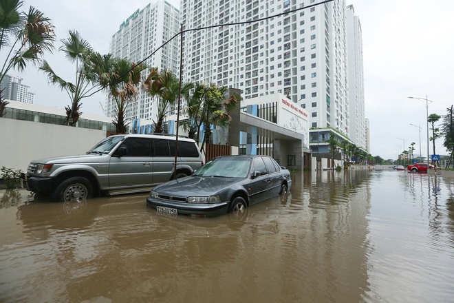 Hàng chục ôtô ở chung cư Ecohome bị ngập nước