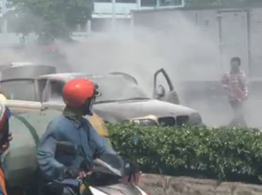 Ôtô BMW bốc cháy ngùn ngụt trên đường ở TP.HCM