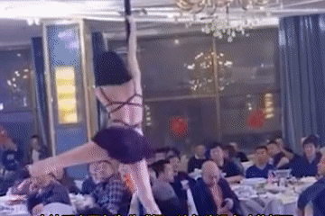 Màn múa cột ở đám cưới Trung Quốc gây tranh cãi