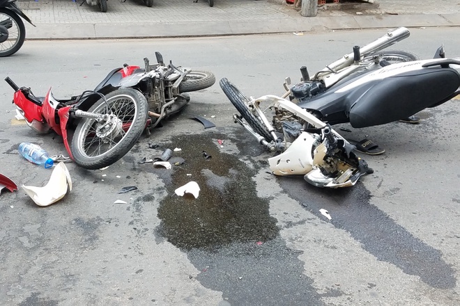Xe máy gãy gập sau tai nạn ở TP.HCM, khách nước ngoài nguy kịch