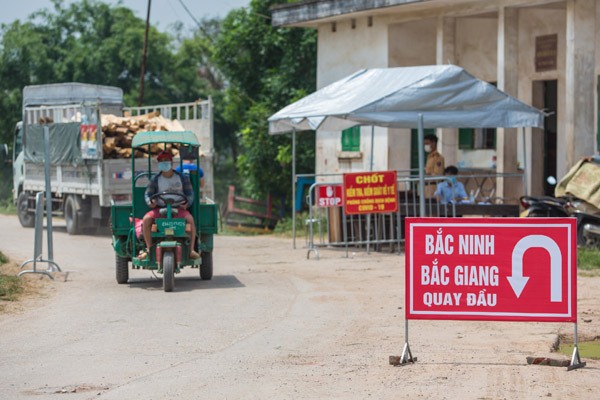 Hàng loạt chốt chặn phòng dịch ở ngoại thành Hà Nội