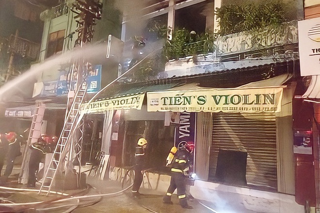 Cảnh sát cắt cửa cuốn, cứu 4 người trong đám cháy ở TP.HCM