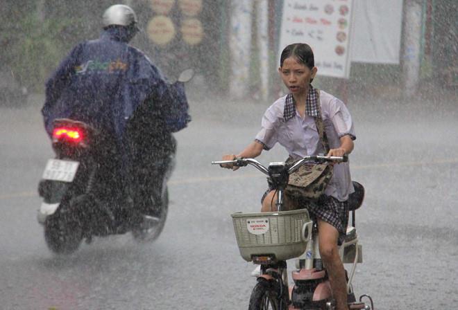 Hà Nội sắp đón mưa 'vàng' sau chuỗi ngày nóng 40 độ C