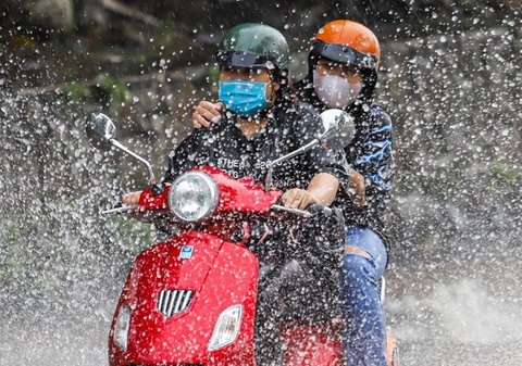 Hà Nội đón 2 đợt mưa lớn liên tiếp