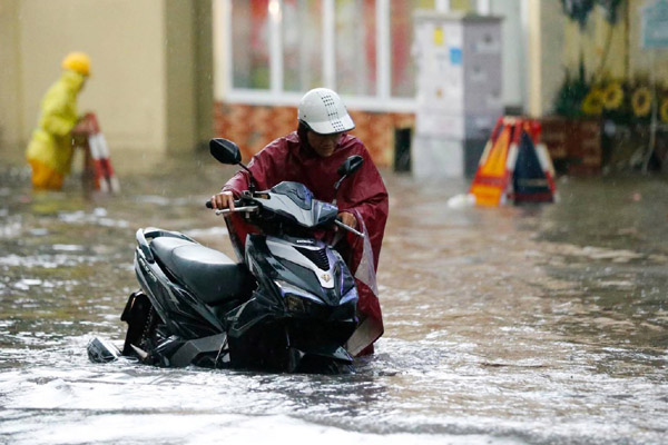 Hà Nội mưa lớn, nguy cơ ngập nhiều nơi
