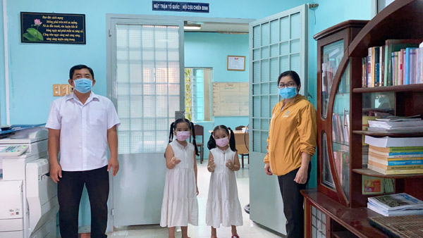 Hai em nhỏ ở TP.HCM mổ heo đất để ủng hộ quỹ vaccine