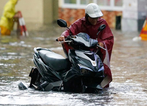 Hà Nội mưa lớn sau bão số 2, nguy cơ ngập nhiều nơi