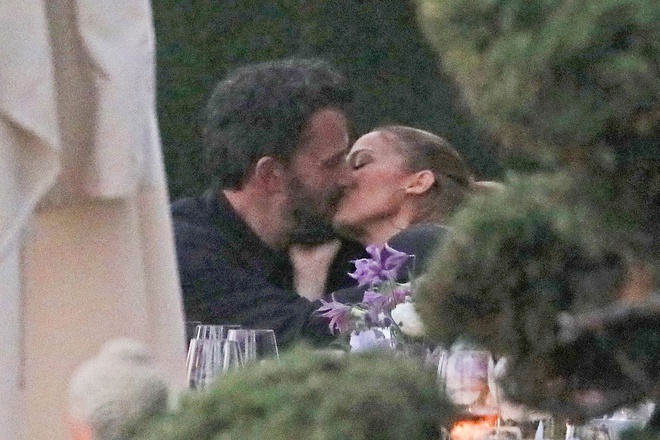 Ben Affleck hôn Jennifer Lopez