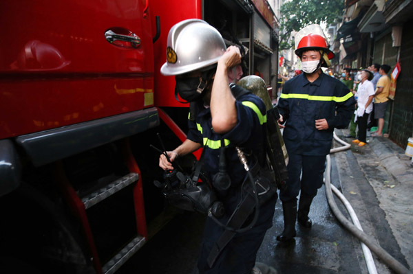 3 xe cứu hỏa chữa cháy nhà dân ở Hà Nội