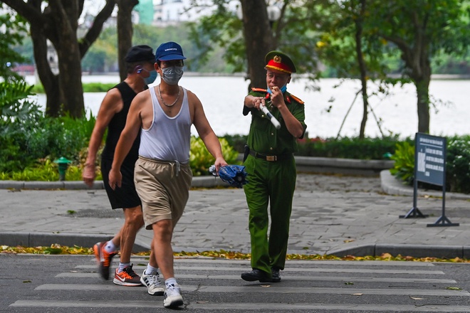 Khi nào người dân Hà Nội được tập thể dục ở công viên?