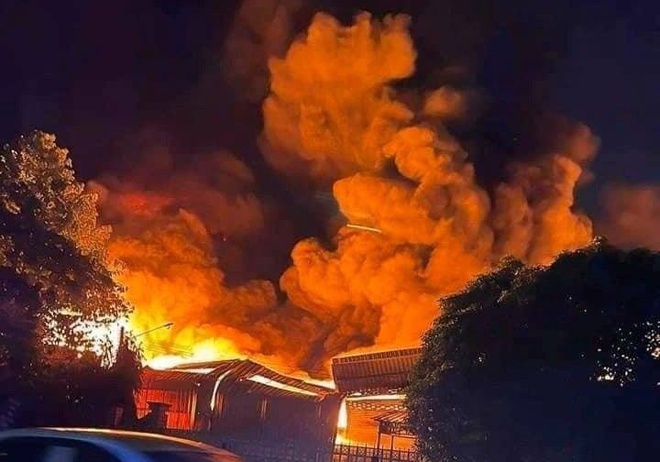 Cháy lớn tại khu công nghiệp Sóng Thần