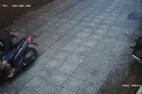Cô gái tung cước, đạp ngã tên trộm xe máy ở TP.HCM