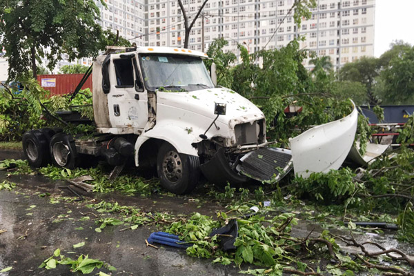 Xe container gây tai nạn liên hoàn trên Xa lộ Hà Nội