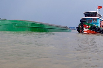 Lật sà lan trên sông Đồng Nai, 2 người thoát chết