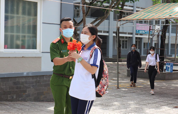 Chiến sĩ công an kết hoa phượng tặng nữ sinh thi THPT quốc gia