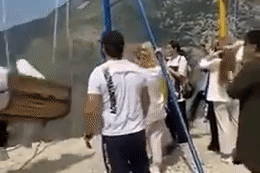 Hai cô gái rơi xuống vách núi khi chơi xích đu mạo hiểm ở Nga
