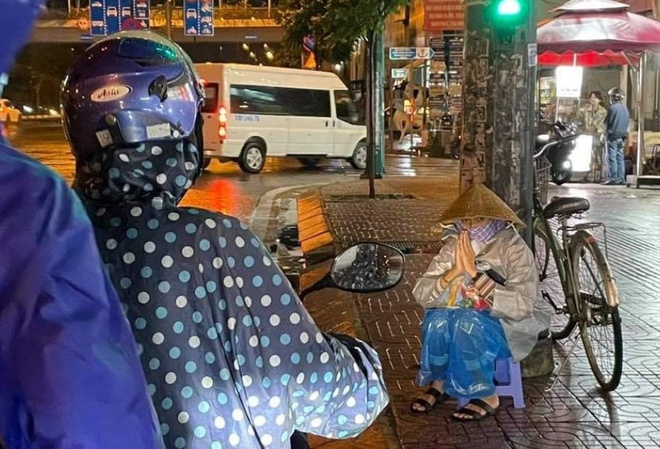 'Chợ Lạc Xoong' ngày đêm cứu trợ người nghèo TP.HCM trong dịch