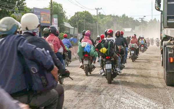 Cảnh sát dẫn đường cho hàng nghìn xe đi về Tây Nguyên