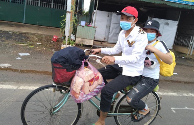 Hai người đi bộ về Kon Tum, dọc đường được tặng xe đạp, xe máy