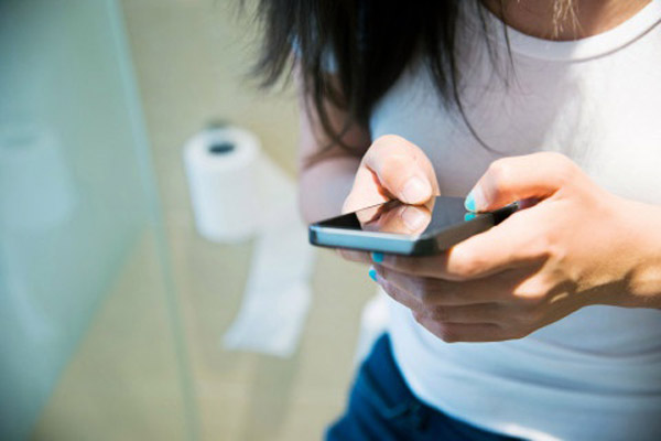 Tác hại của việc dùng smartphone khi đi vệ sinh