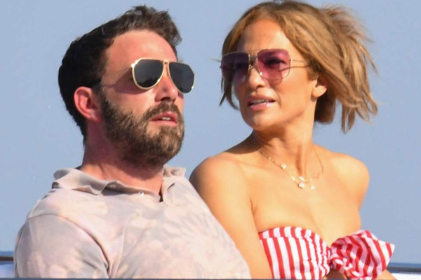 Ben Affleck đưa Jennifer Lopez đi xem nhà 85 triệu USD