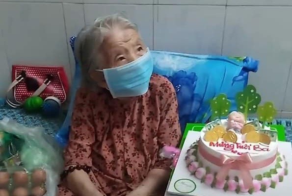 Con làm bánh sinh nhật từ rau củ tặng mẹ 101 tuổi trong khu phong tỏa