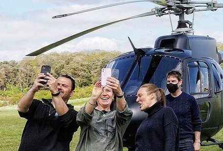 Tom Cruise đáp trực thăng riêng xuống nhà dân