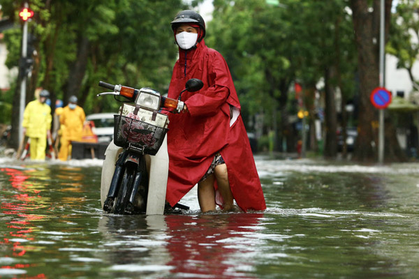 Hà Nội mưa lớn, nhiều nơi bị ngập