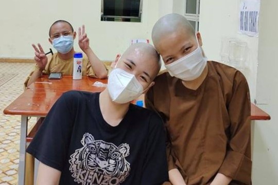 Bốn cô gái cạo trọc đầu, vào bệnh viện dã chiến chăm sóc F0