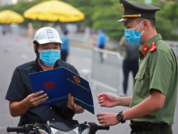Chuyên gia: 'Cấp giấy đi đường ở Hà Nội đang thủ công hóa công nghệ'