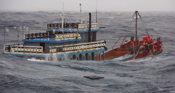 Tàu cá bị đâm chìm ở Bình Định, 2 ngư dân mất tích