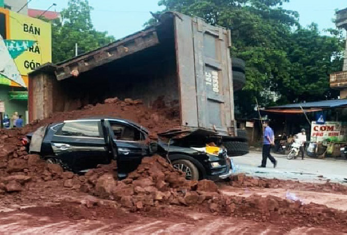 Ôtô tải chở đất đè trúng xe Hyundai, một người chết