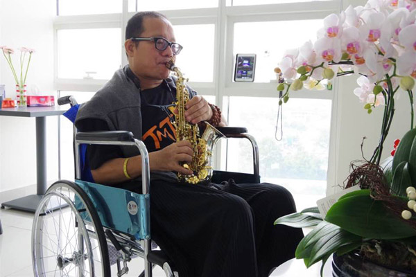 Nghệ sĩ Trần Mạnh Tuấn thổi saxophone ở bệnh viện