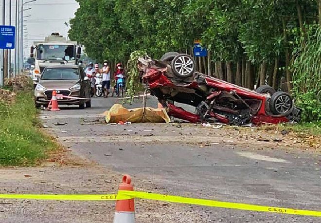 Ôtô con biến dạng sau tai nạn với xe tải, 3 người tử vong