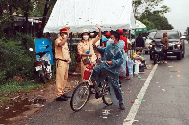 Đạp xe từ TP.HCM về Hà Giang, người đàn ông bất ngờ được tặng xe máy